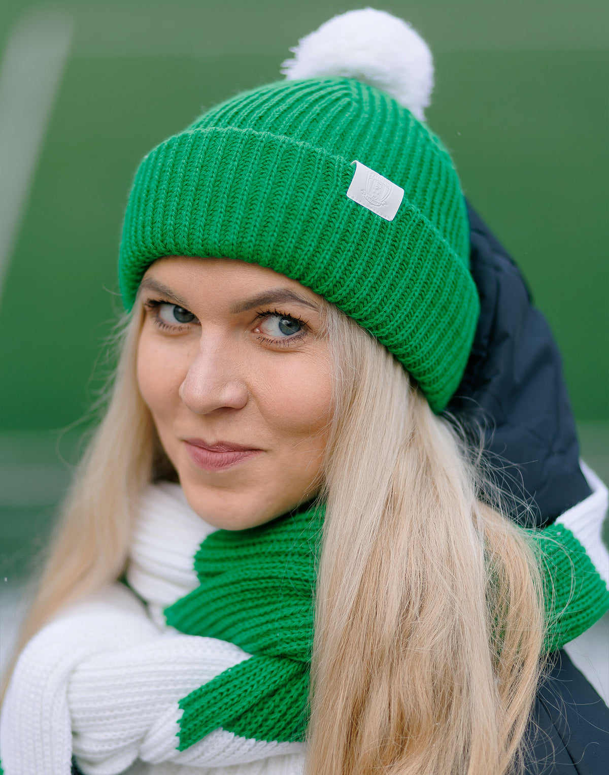 Vilnonė kepurė su baltu rutuliuku „Žaliai Balta Žiema“